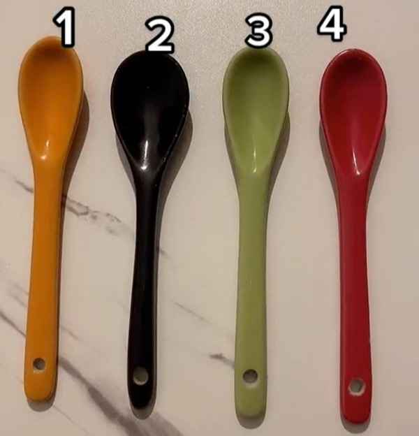 Řešení hádanky - červená lžíce je čtvrtá