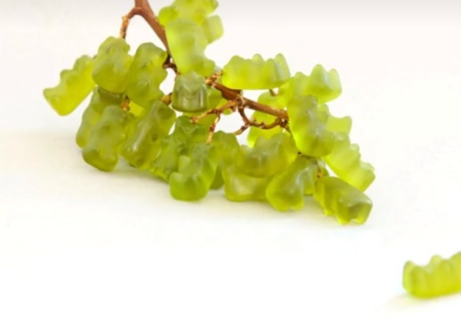 Co jste viděli jako první? Optická iluze s gumovými medvídky a hrozny.